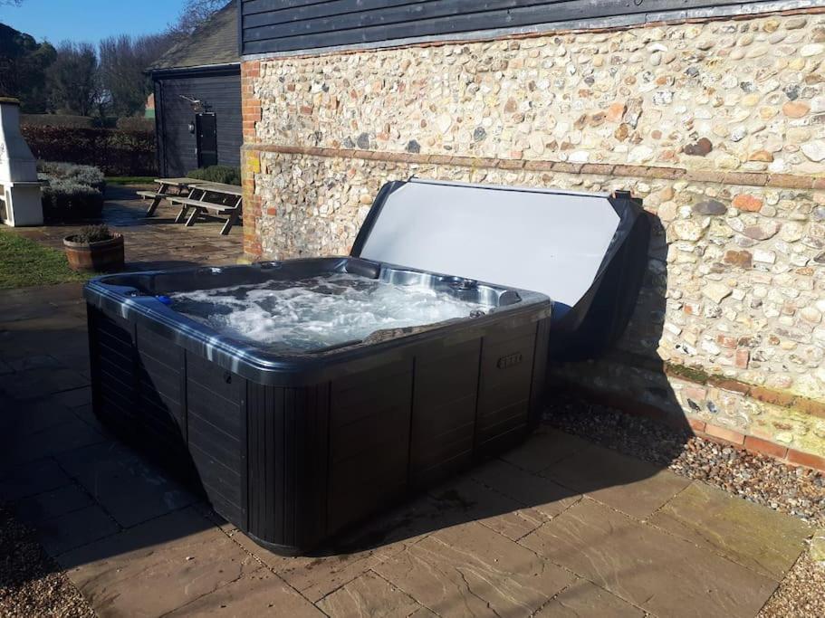 Marshlands House, Sleeps 16 - Country Barn With Hot Tub Villa Woodbridge Exterior foto
